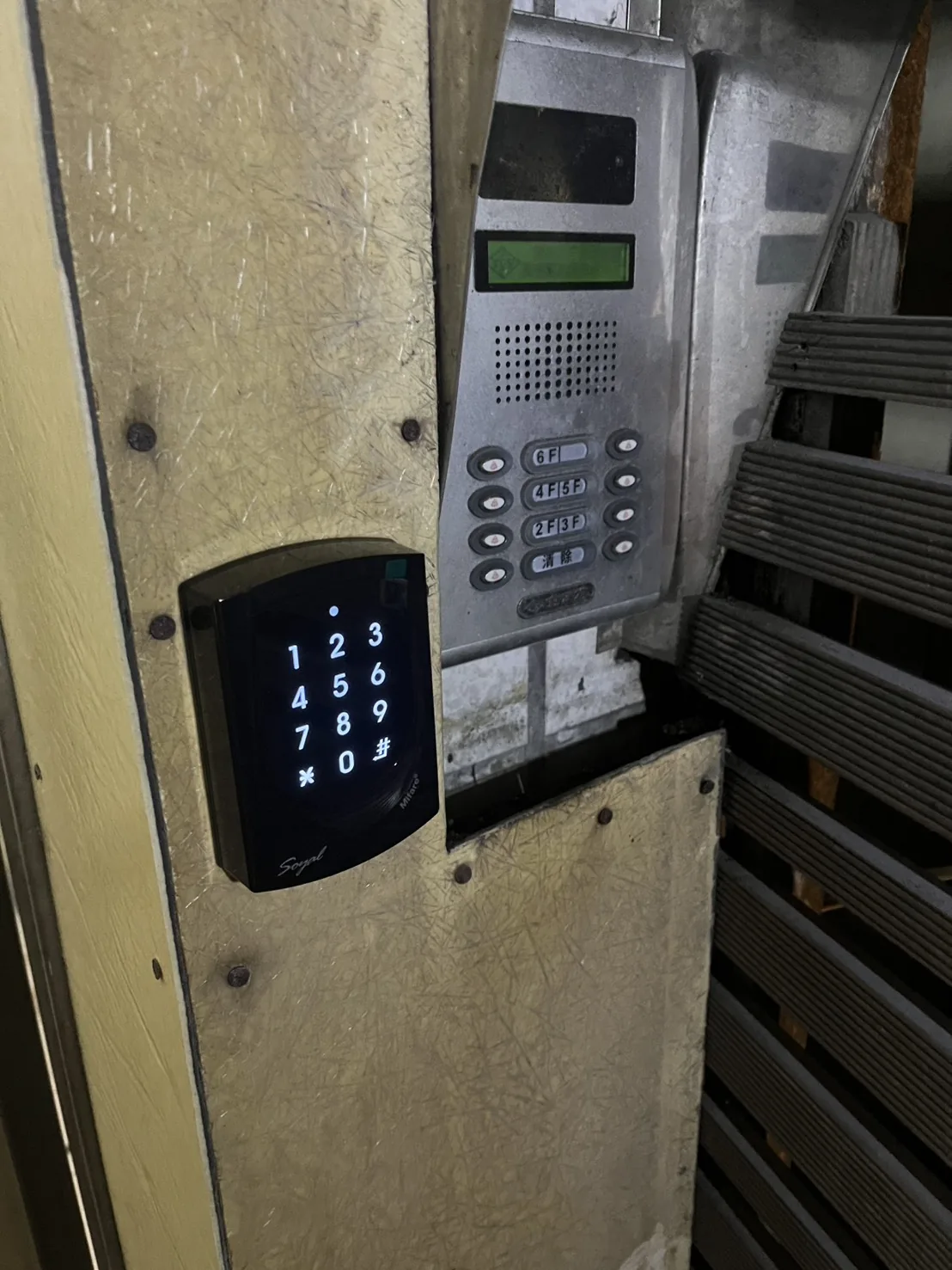 蘆竹公寓門禁讀卡機安裝,支援磁扣感應與密碼開門